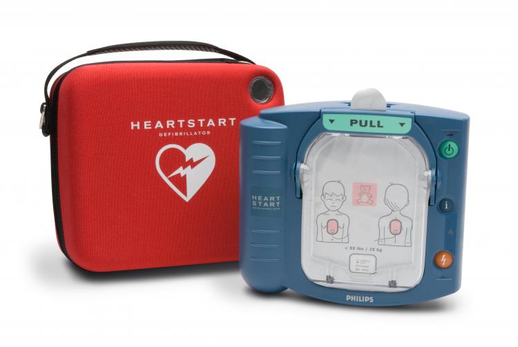 Desfibrilador Philips HS1 color azul con su estuche color rojo